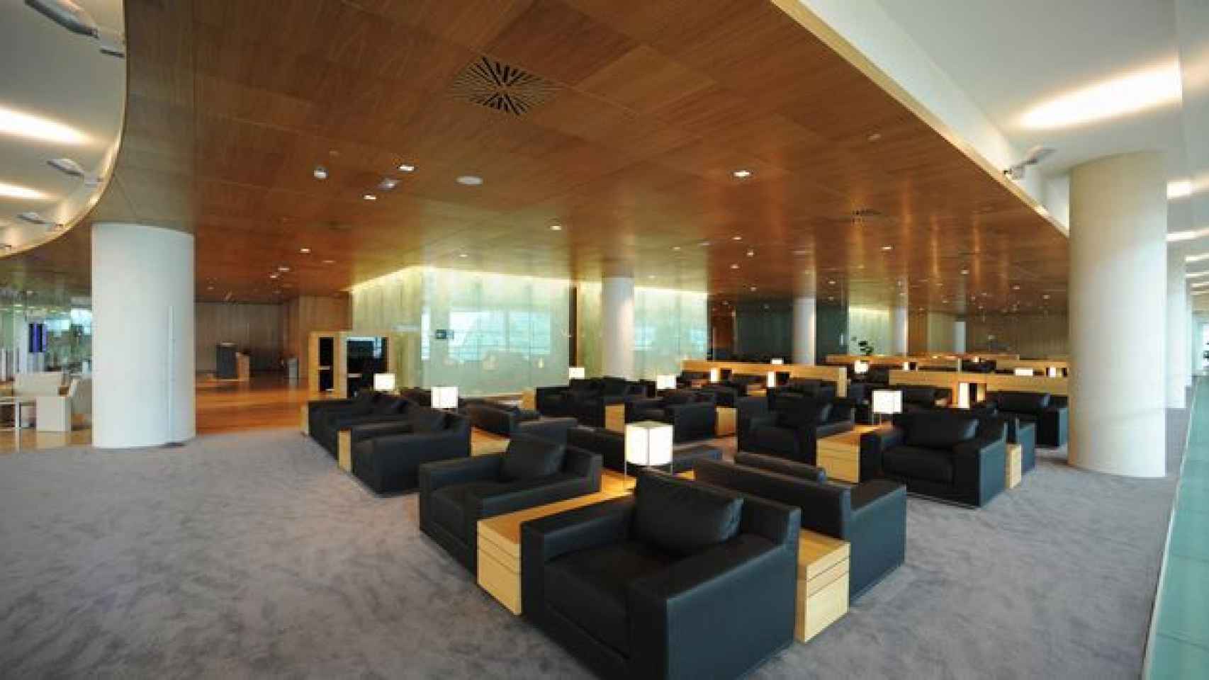 Imagen panorámica de la Sala VIP Joan Miró del Aeropuerto de Barcelona-El Prat / EFE