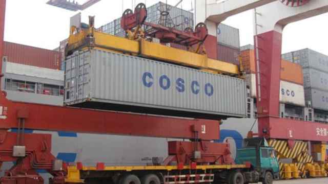 Un contenedor de Cosco, una de las grandes empresas del sector, en una terminal de estiba en un puerto español / EFE