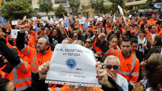 Estibadores se manifiestan contra el decreto del Gobierno para reformar el sector / EFE
