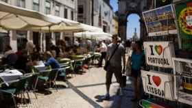 Postales en un quiosco en el centro de Lisboa (Portugal), uno de los lugar preferidos por los europeos / CG