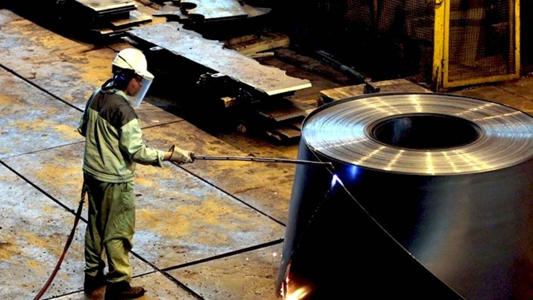 Un trabajador en una siderúrgica de China, el principal productor de acero mundial / EFE