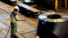 Un trabajador en una siderúrgica de China, el principal productor de acero mundial / EFE