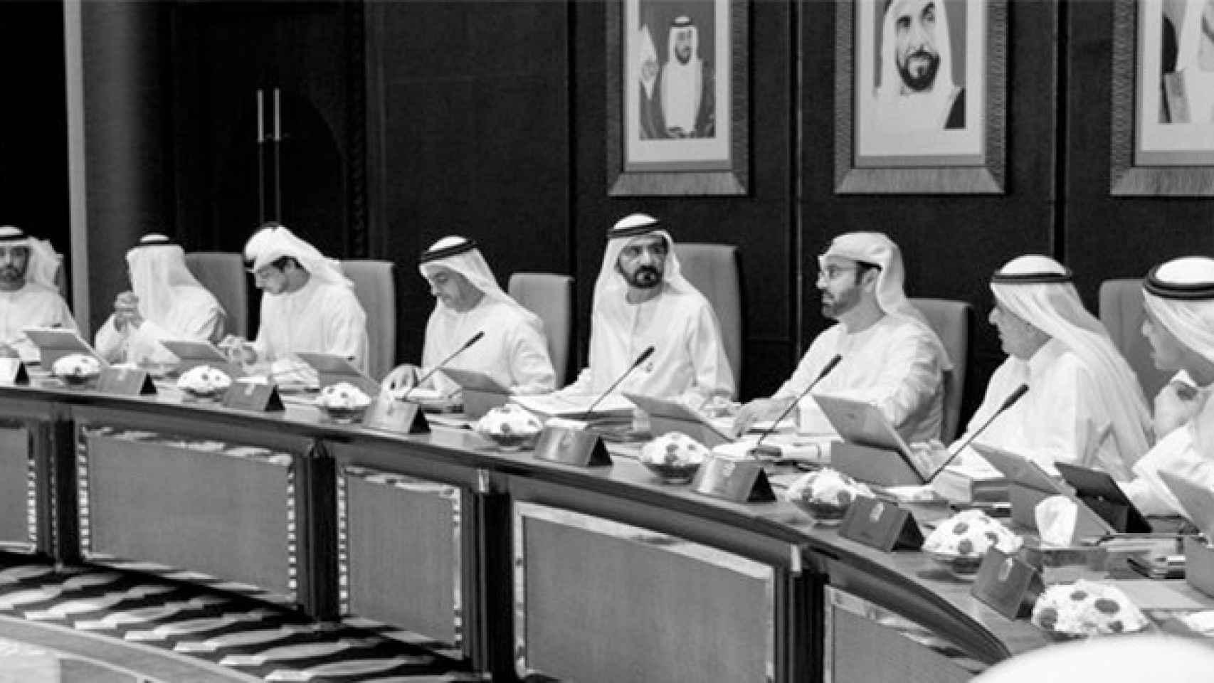 El jeque Mohammed bin Rashid Al Maktoum, vicepresidente y primer ministro de los Emiratos Árabes y Gobernador de Dubái, en el centro