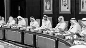 El jeque Mohammed bin Rashid Al Maktoum, vicepresidente y primer ministro de los Emiratos Árabes y Gobernador de Dubái, en el centro