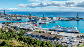 Puerto de Barcelona poblado de grandes buques vacacionales