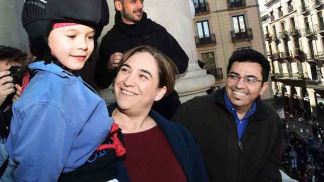 La alcaldesa Ada Colau (centro) junto a Gerardo Pisarello (derecha), el primer teniente de alcalde, en la jornada castellera de Santa Eulàlia.