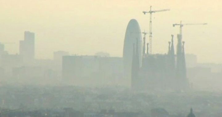 Imagen de archivo de un episodio de contaminación extrema en Barcelona / EFE