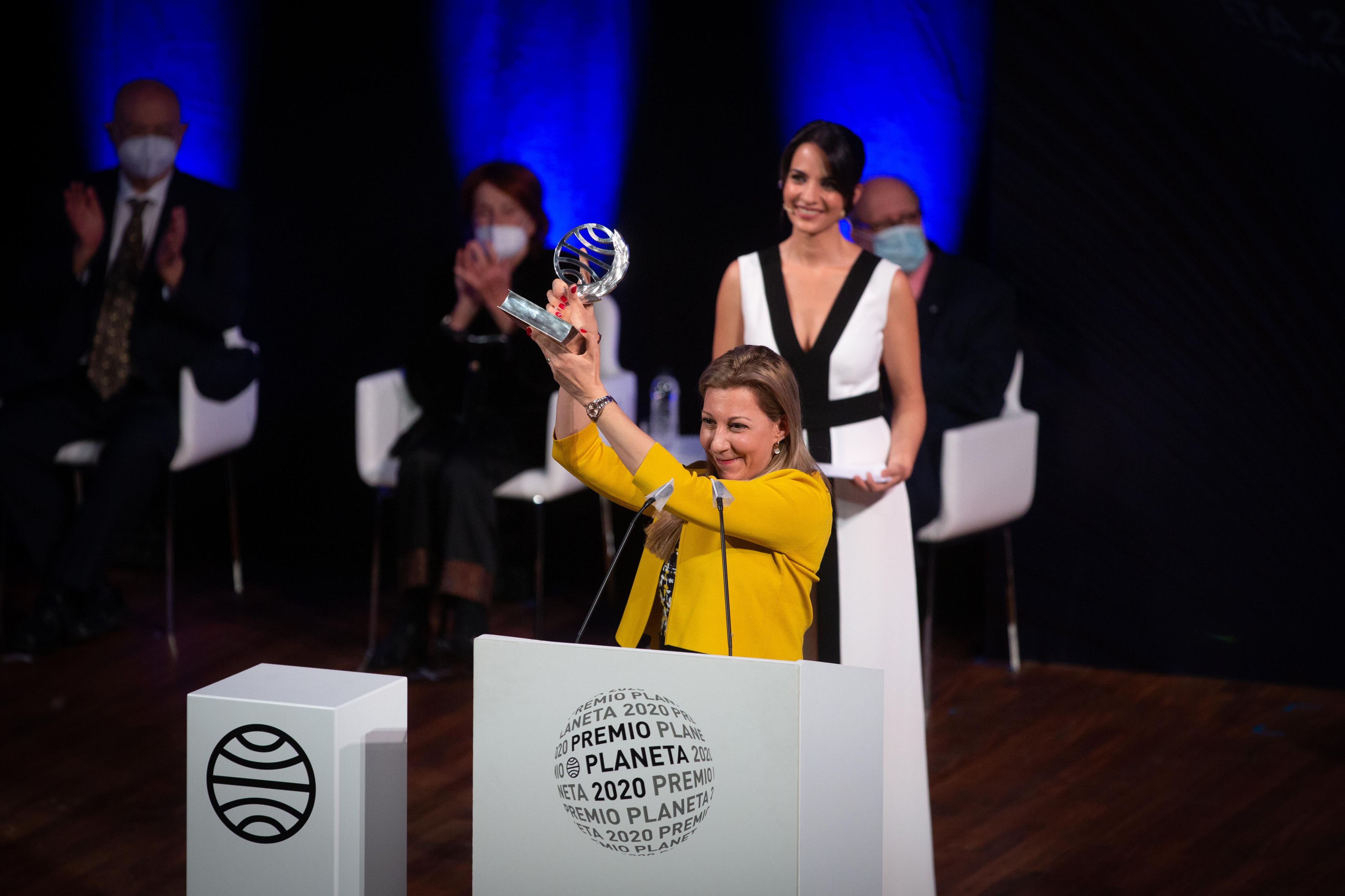 La escritora Eva García Sáenz de Urturi sostiene el Premio Planeta / EP