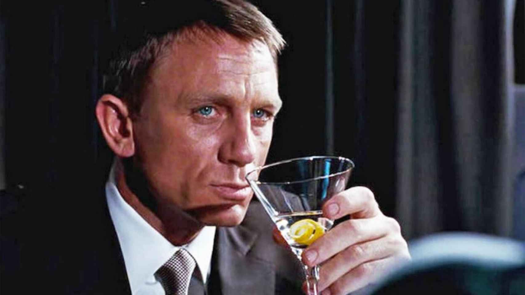 Personaje de James Bond tomando un Martini en una de las películas de la saga / CREATIVE COMMONS