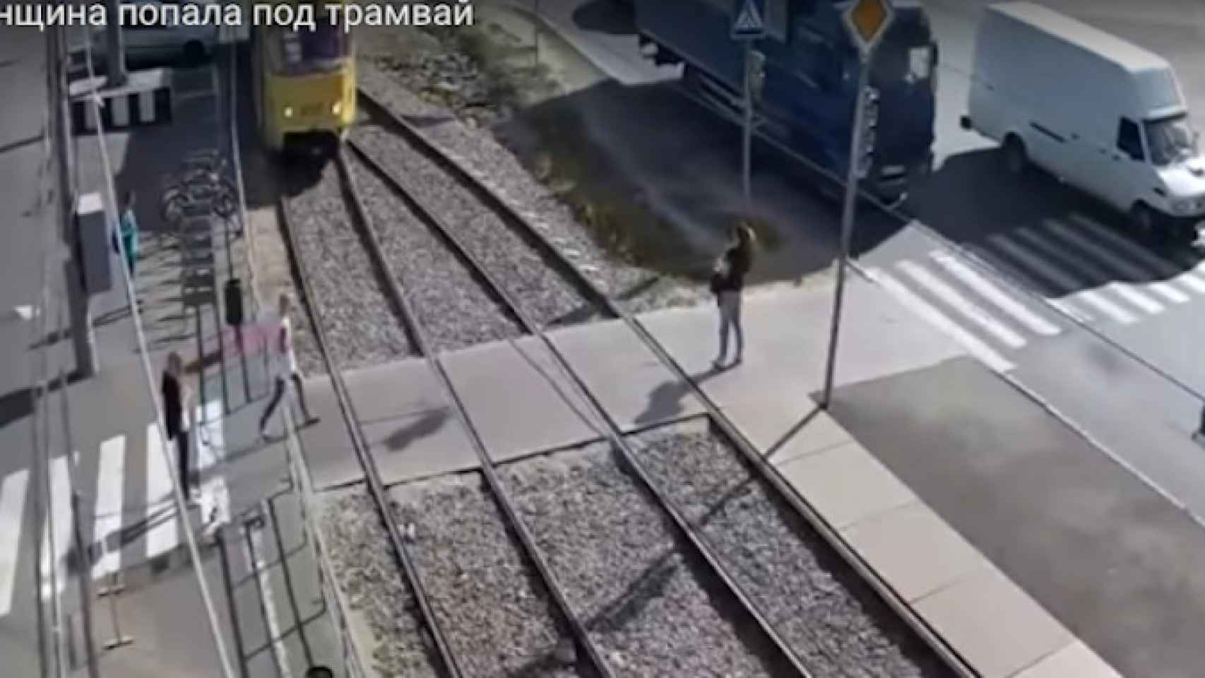 La mujer instantes antes de ser atropellada por el tranvía