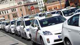 Una foto de archivo de taxis en Madrid