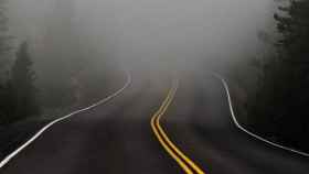 Carretera donde apenas se ve por la niebla / Katie Moum en UNSPLASH