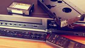 Un vídeo y cintas VHS junto a otros elementos de reproducción / CG