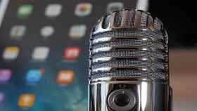 Un micrófono para grabar podcasts y un iPad / Csaba Nagy EN PIXABAY