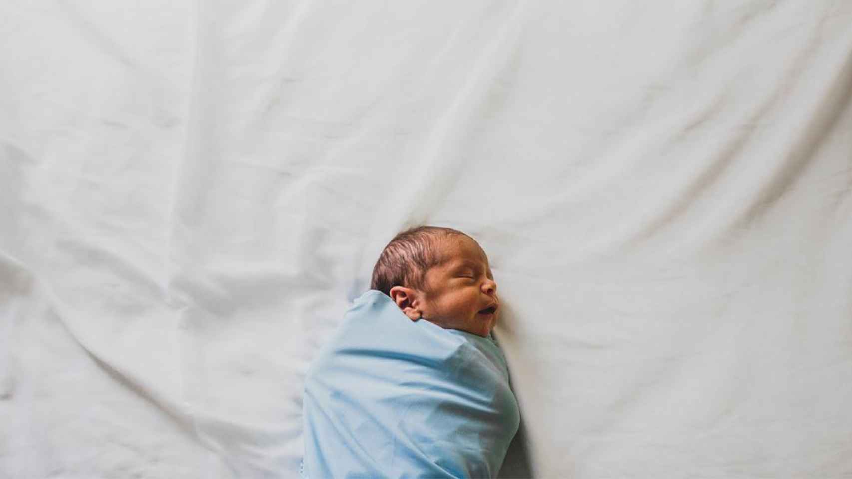 Un bebé recién nacido tras el parto / PEXELS