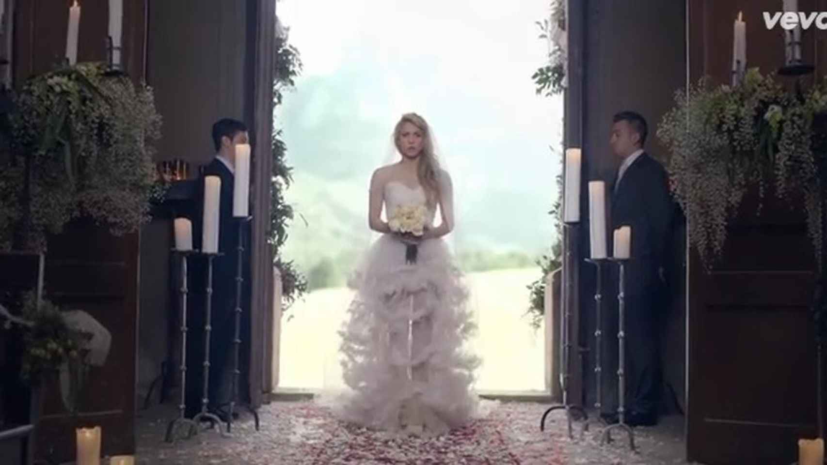 Shakira entra a la iglesia vestida de novia  en uno de sus videoclips