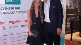 Gerard Piqué posa elegante junto a la hermosa Shakira
