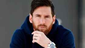 Leo Messi posa con un reloj de su nuevo patrocinador / INSTAGRAM