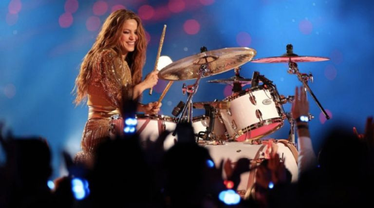 Shakira en un concierto tocando la batería