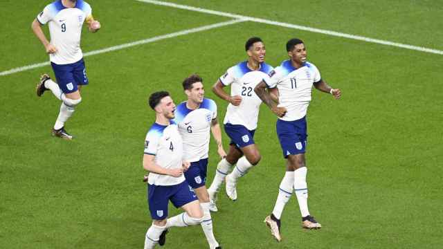 Los jugadores de Inglaterra celebran un gol ante Gales / EFE