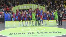 Jugadroes del Barça de fútbol sala celebrando la victoria FCB