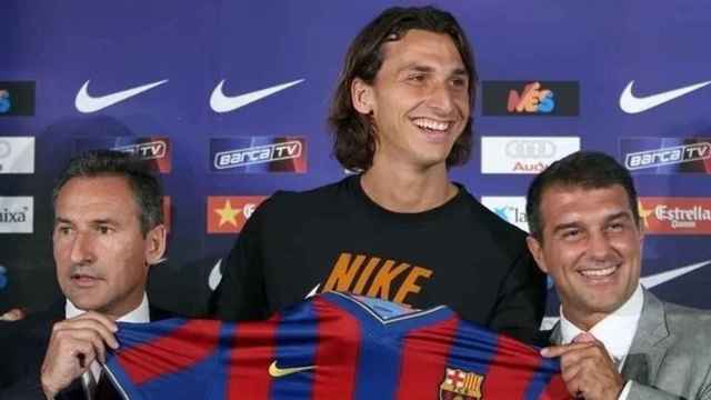 Zlatan Ibrahimovic, junto a Laporta, el día de su presentación en el Barça / EFE