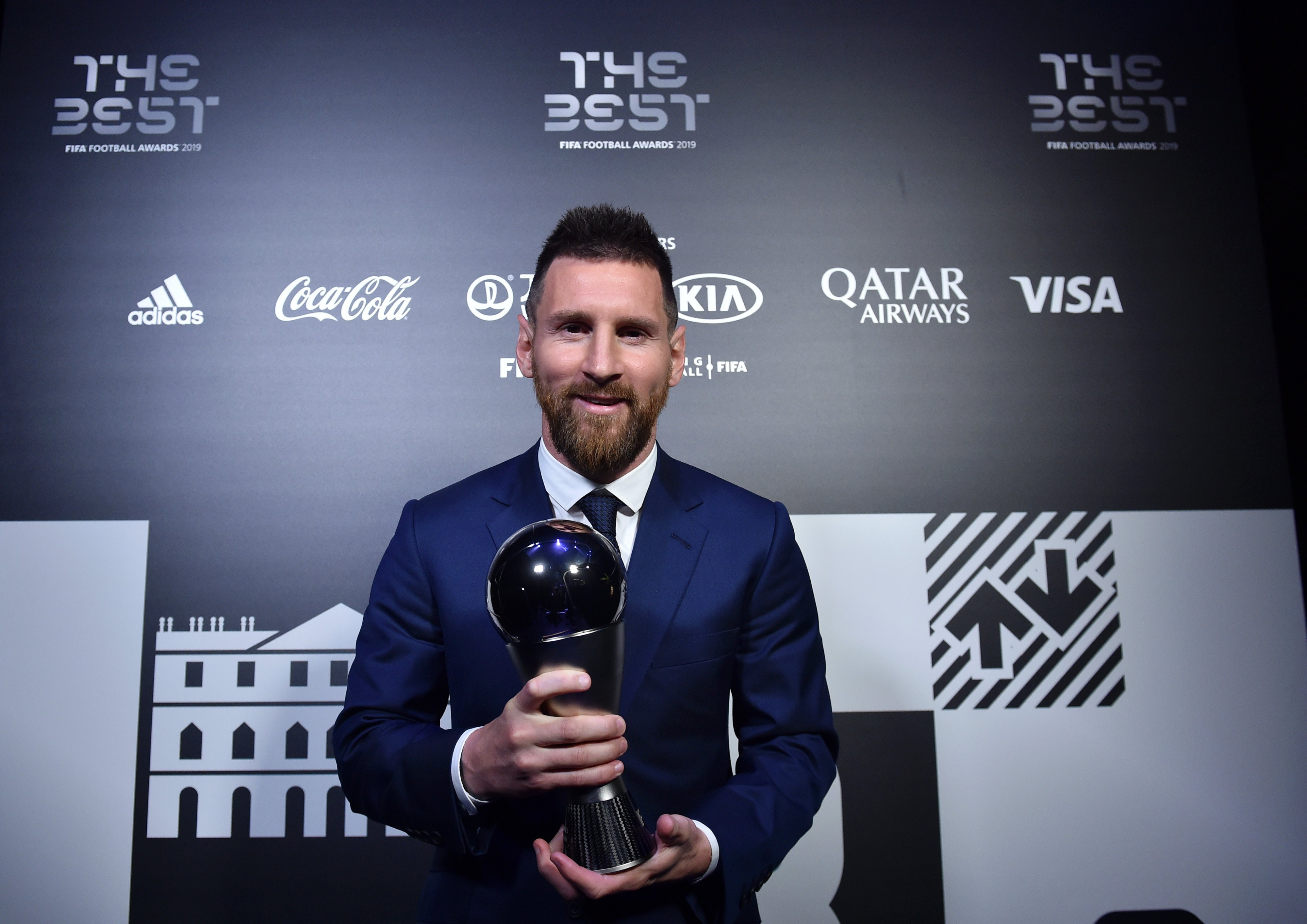 Messi, con el premio The Best del curso pasado | EFE