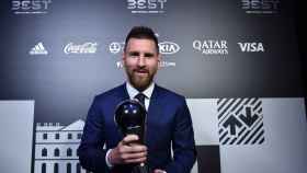 Messi, con el premio The Best del curso pasado | EFE