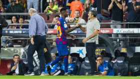 Ansu Fati y Ernesto Valverde saludándose tras el cambio / FC Barcelona