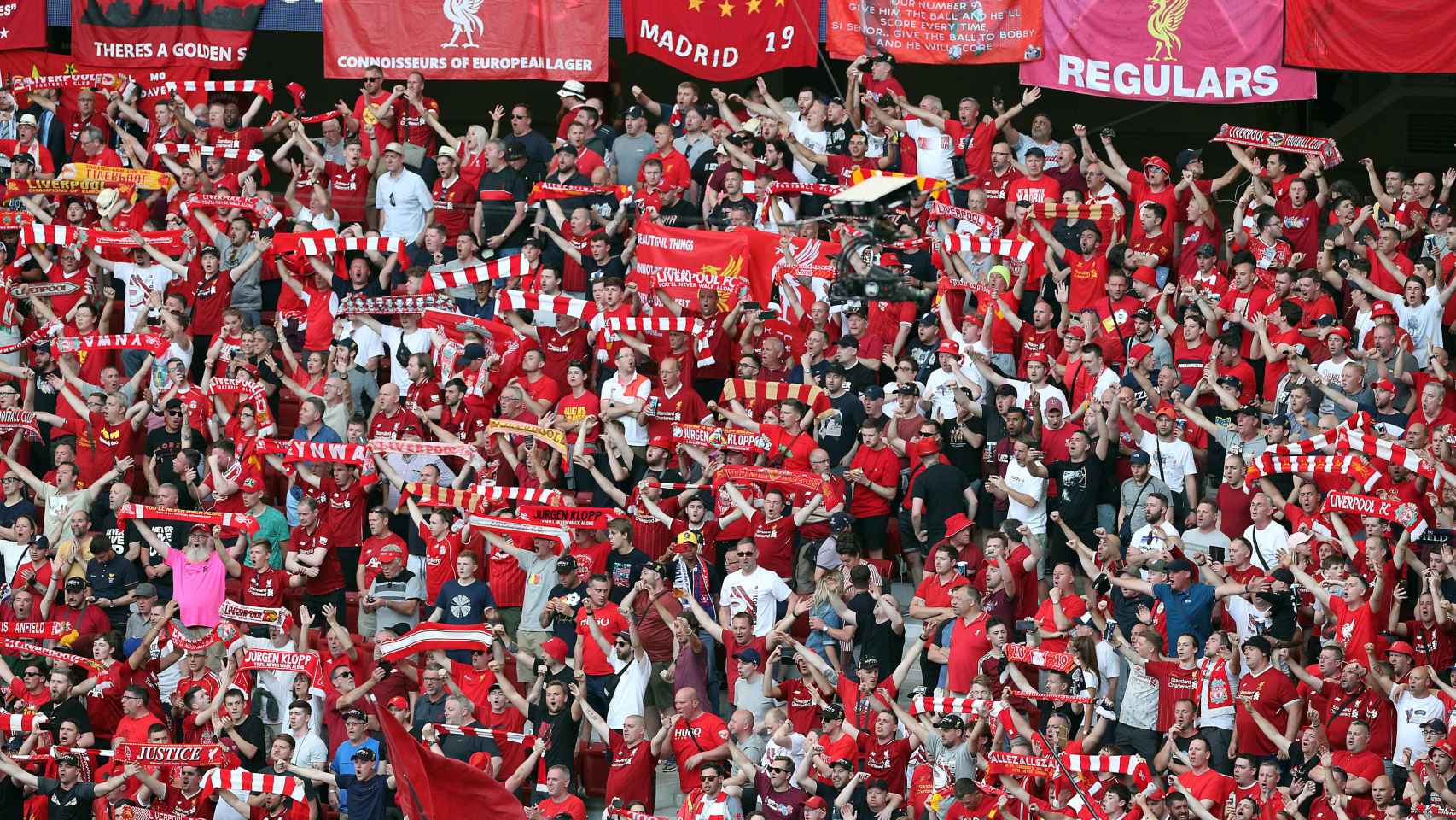 Los aficionados del Liverpool en la final de la Champions League / EFE