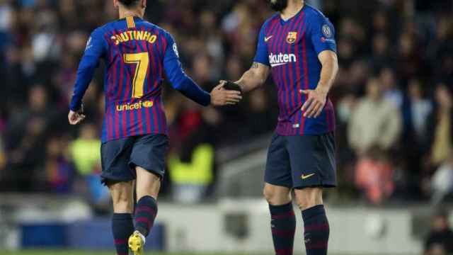 Una foto de Luis Suárez felicitando a Philippe Coutinho durante el Barça - Manchester United / FCB