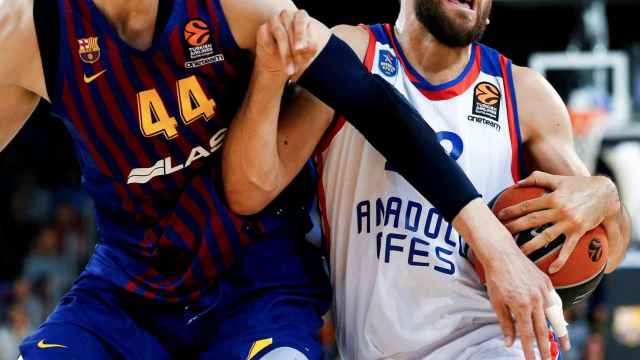 Ante Tomic en una acción defensiva del Barça Lassa-Anadolu Efes / EFE