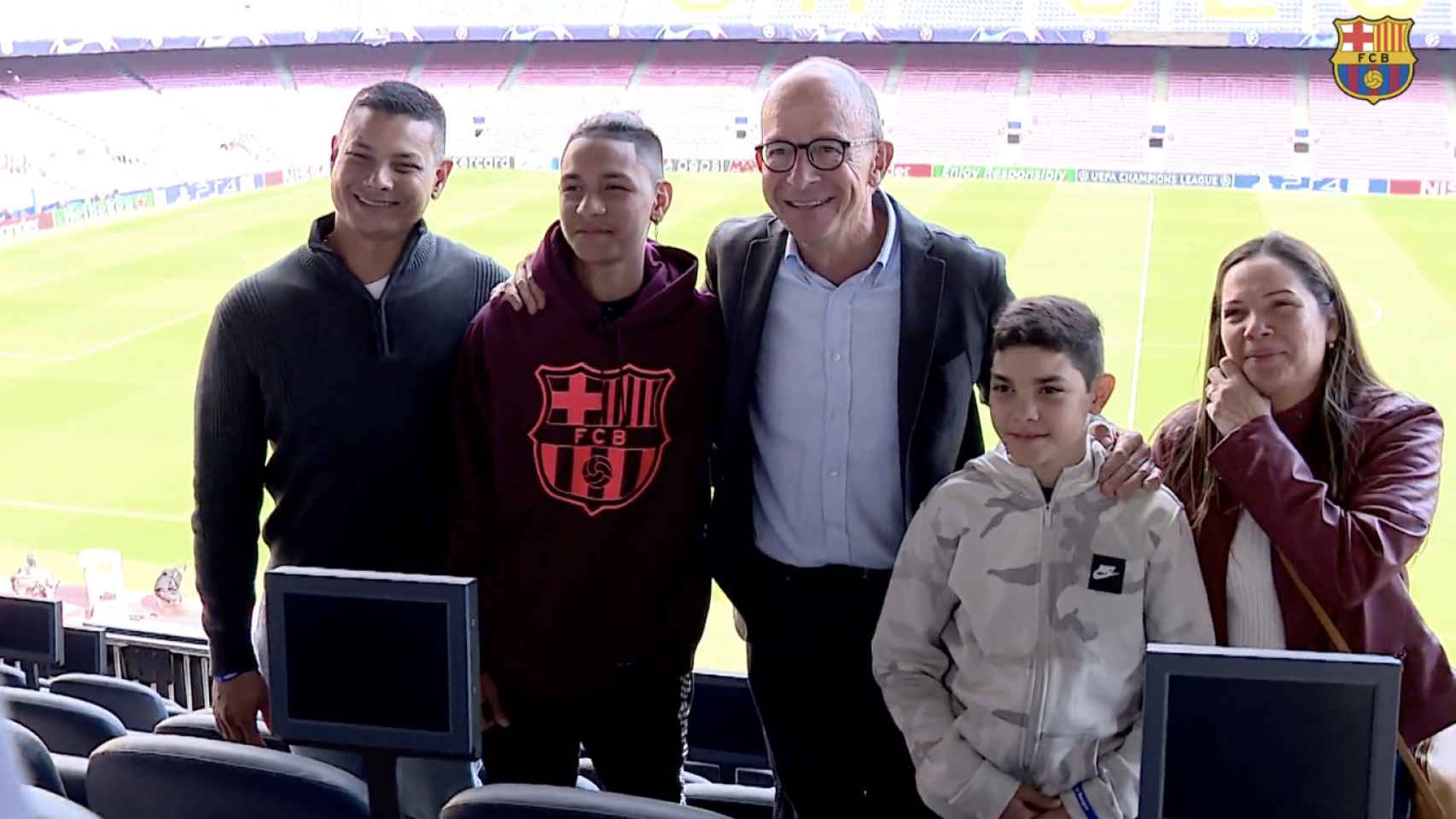 Una foto de Anthony Borges junto a su familia y Jordi Cardoner en el Camp Nou / FCB