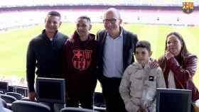 Una foto de Anthony Borges junto a su familia y Jordi Cardoner en el Camp Nou / FCB