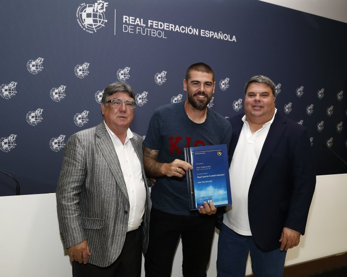 Víctor Valdés con su diploma UEFA / RFEF