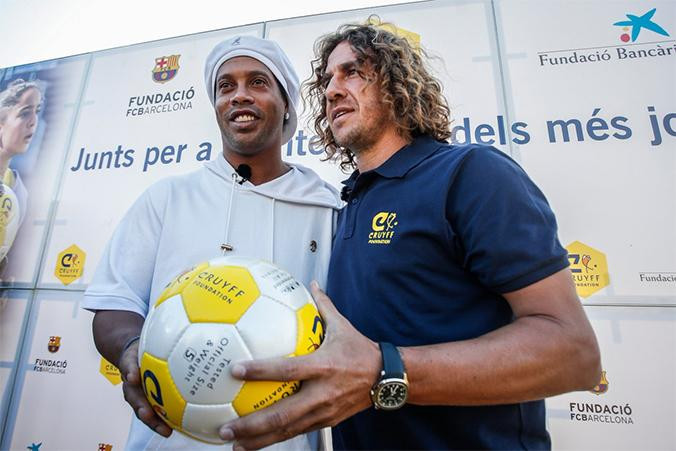 Ronaldinho y Puyol en la inauguración del Cruyff Court Les Roquetes / JOHAN CRUYFF FOUNDATION