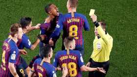 El colegiado Mateu Lahoz muestra tarjeta amarilla al defensa del FC Barcelona Jordi Alba durante la celebración de un gol / EFE