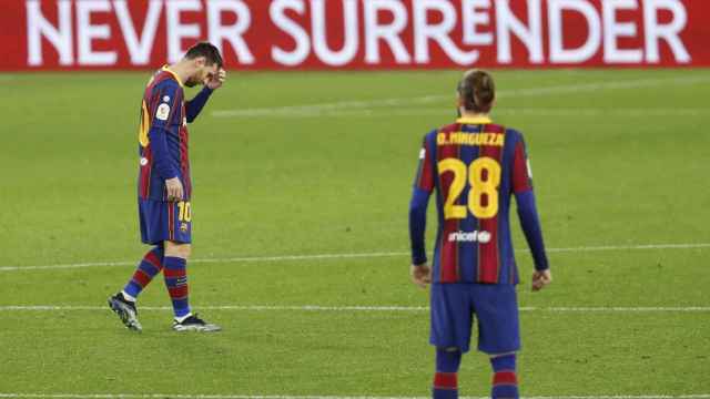 Leo Messi, lamentando la derrota contra el Sevilla | EFE