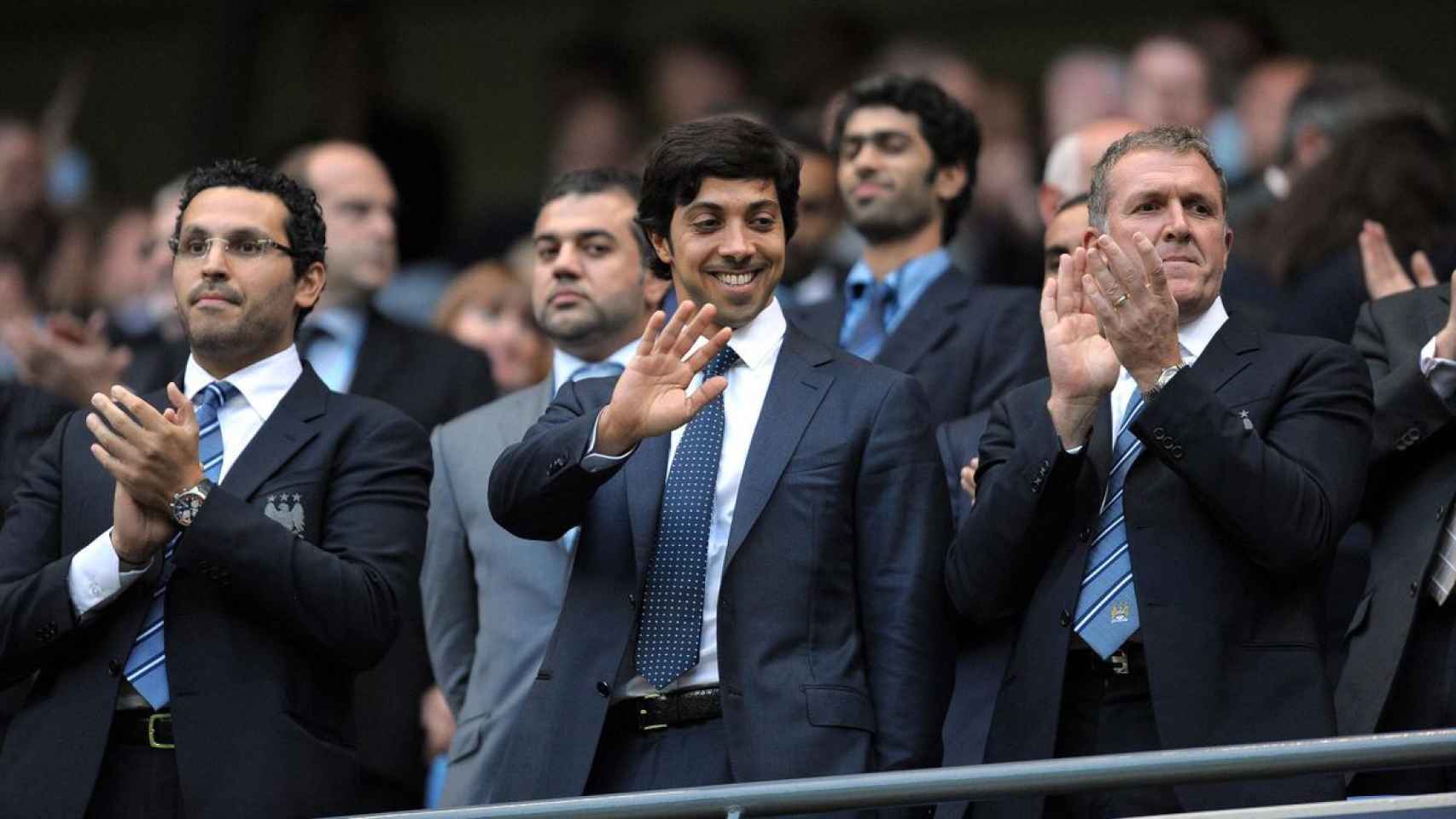 Mansour bin Zayed, saludando a los aficionados desde el palco del Etihad Stadium / REDES