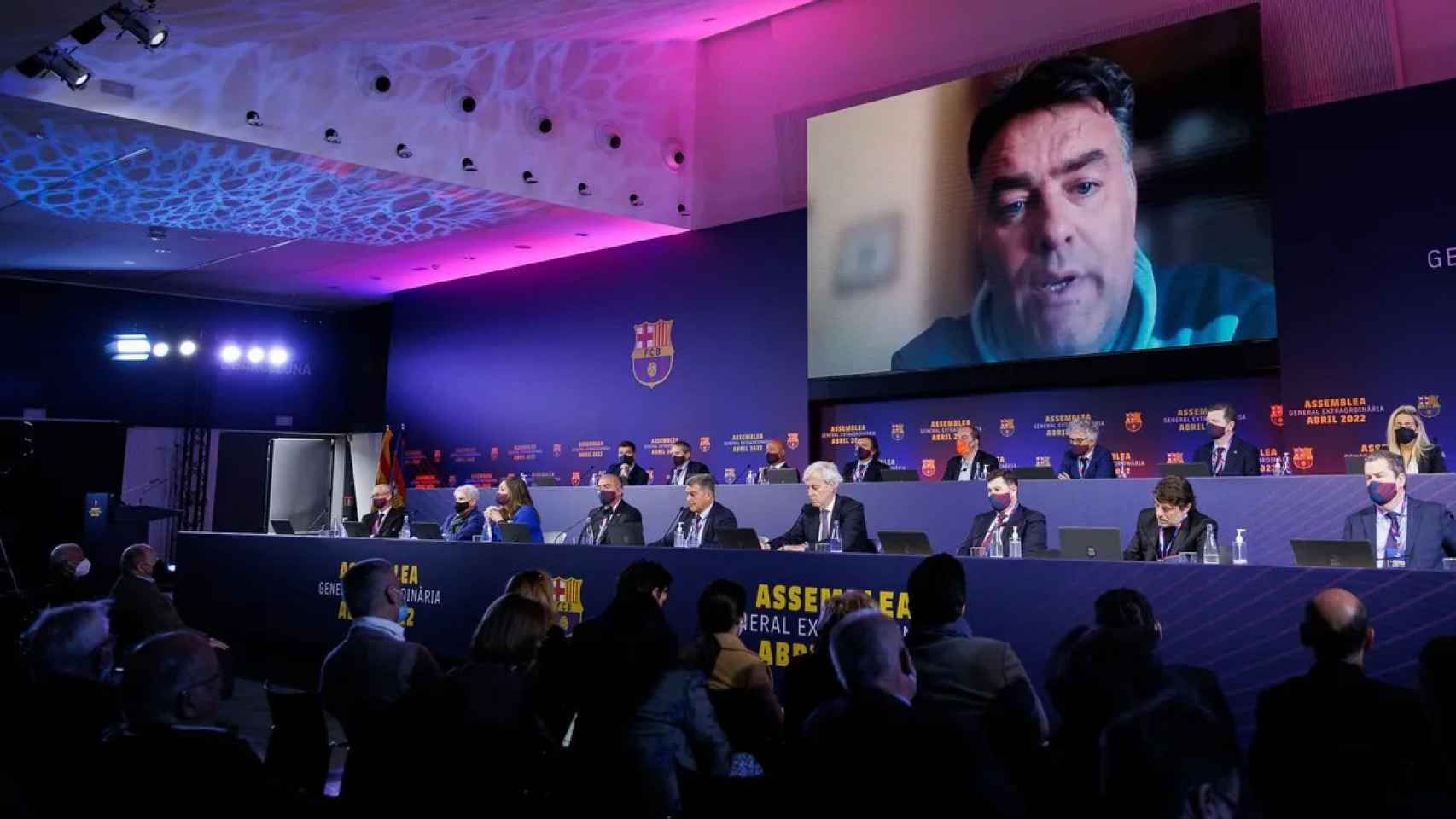 Un socio del Barça, realizando una pregunta, durante una Asamblea Extraordinaria / FCB