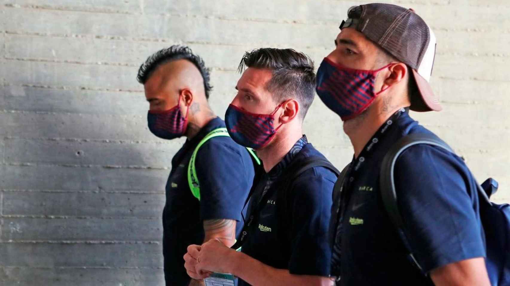 Luis Suárez con Leo Messi y Arturo Vidal / EFE