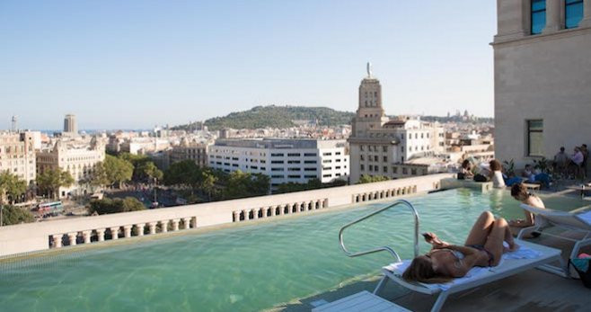 La terraza del Skybar en el Hotel Iberostar de Paseo de Gracia con vistas a Plaça Catalunya