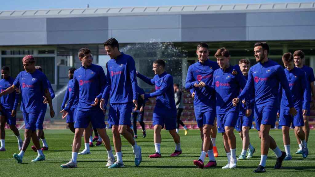 Los futbolistas del Barça, durante una sesión de entrenamiento en la Ciutat Esportiva / FCB