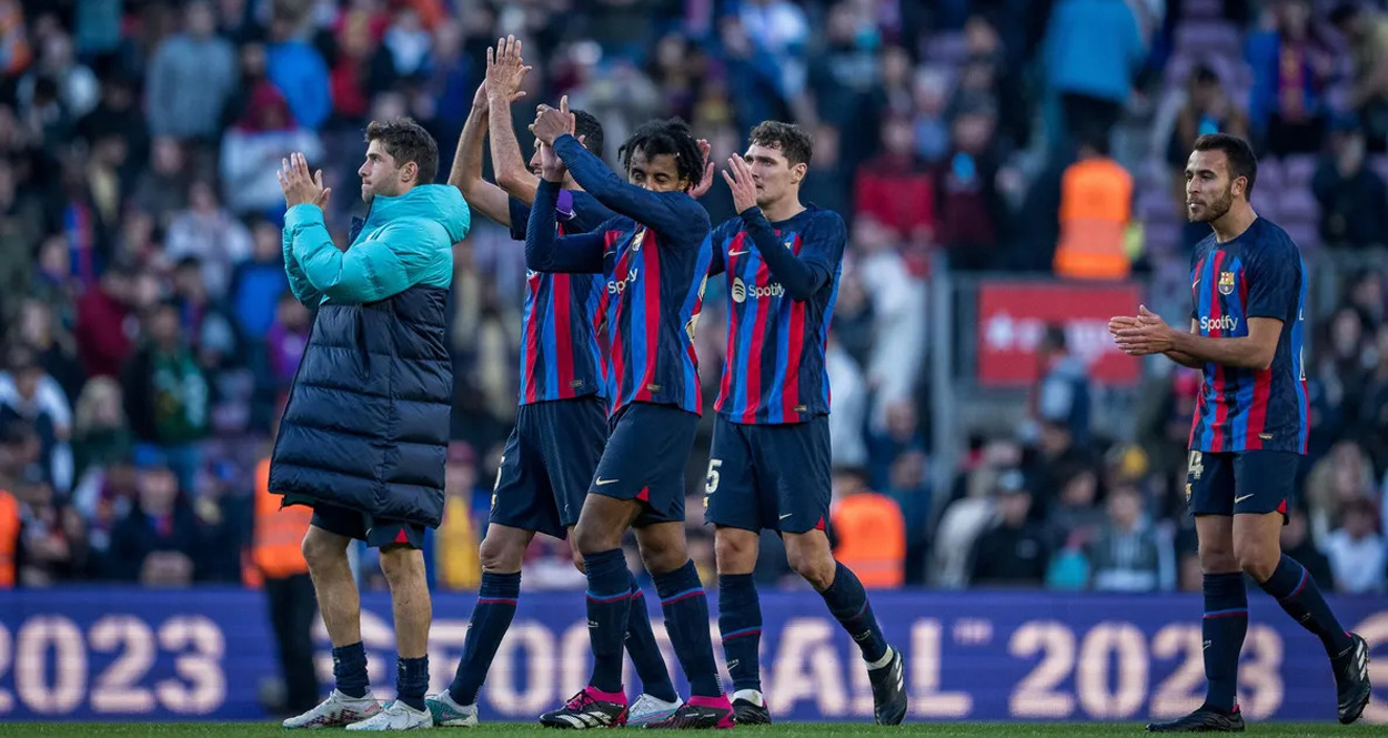 Los integrantes de la defensa del Barça aplauden a la afición en el Camp Nou / FCB