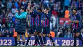 Los integrantes de la defensa del Barça aplauden a la afición en el Camp Nou / FCB