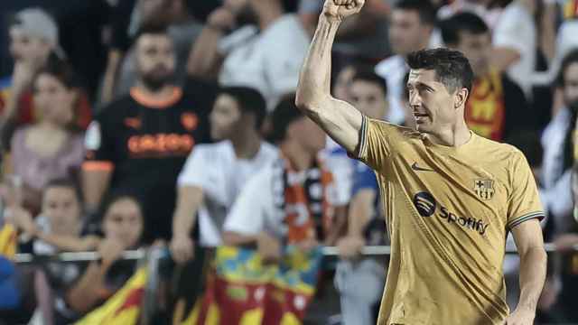 Robert Lewandowski, celebrando el triunfo del Barça en Mestalla / EFE