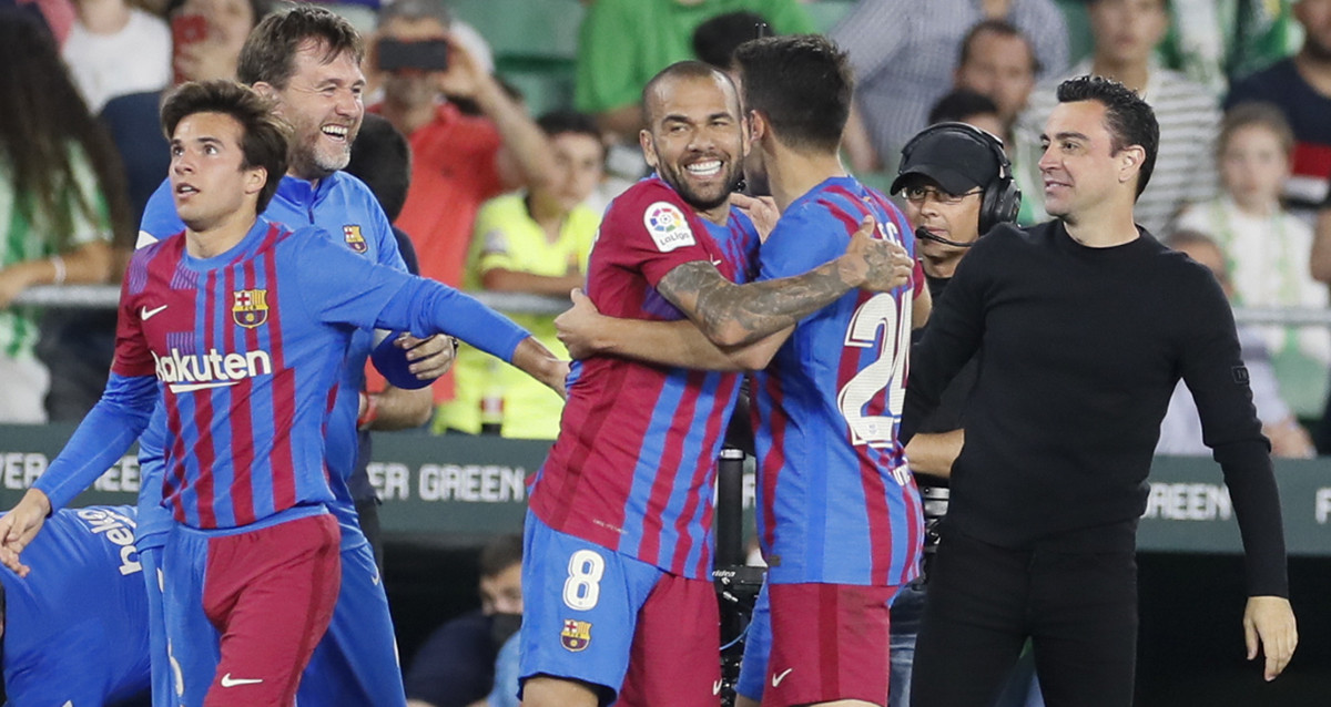Los jugadores del Barça, celebran junto al cuerpo técnico de Xavi, el gol del triunfo contra el Betis / EFE