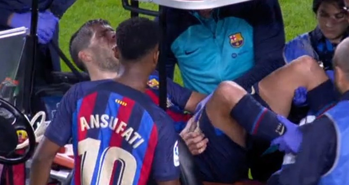 Ansu Fati se acerca a un lesionado Sergi Roberto, durante la victoria del Barça contra el Athletic / Redes