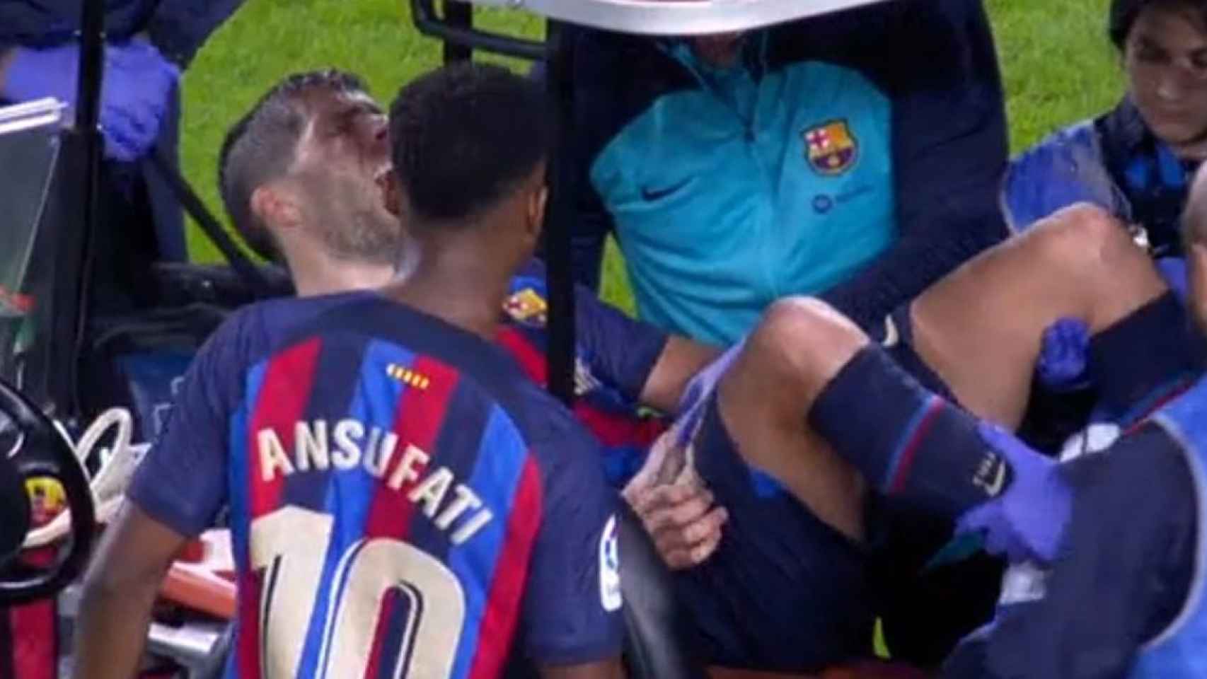 Ansu Fati se acerca a un lesionado Sergi Roberto, durante la victoria del Barça contra el Athletic / Redes