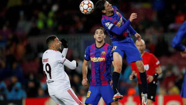 Gavi cabecea la pelota en el Barça-Benfica disputado en el Camp Nou / EFE